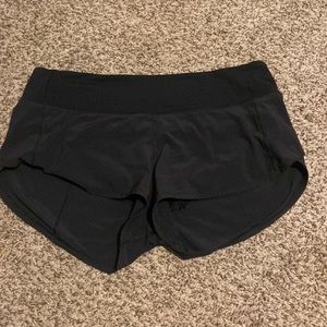 Lululemon size 6 2.5 inch speed up shorts !!
